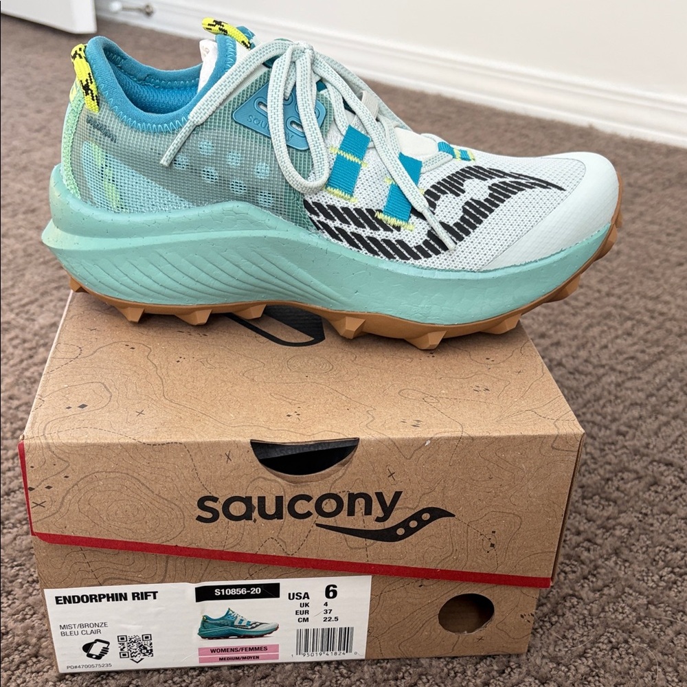 Saucony Endorphin Rift in Teal and White size 6